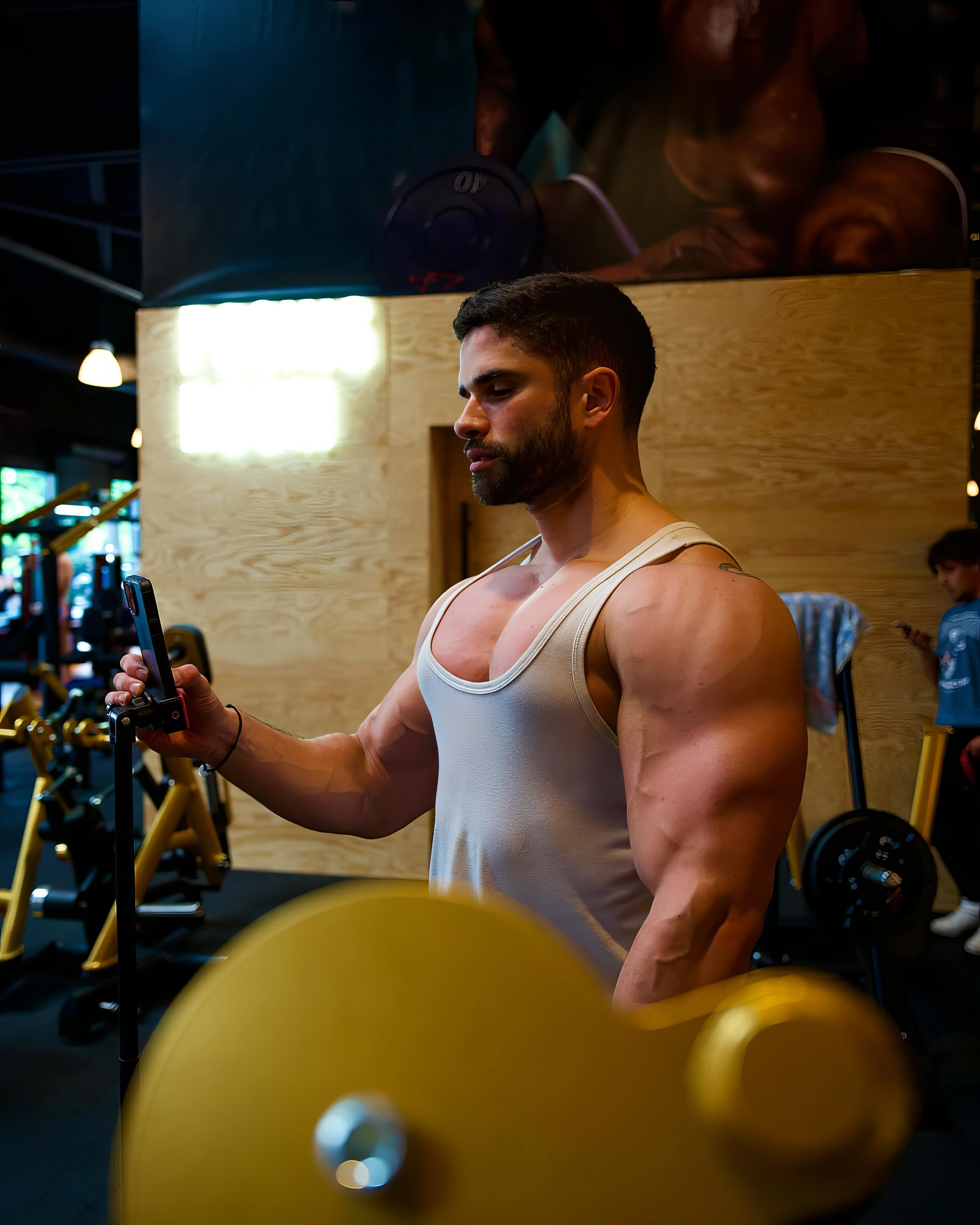 coach de musculation en action