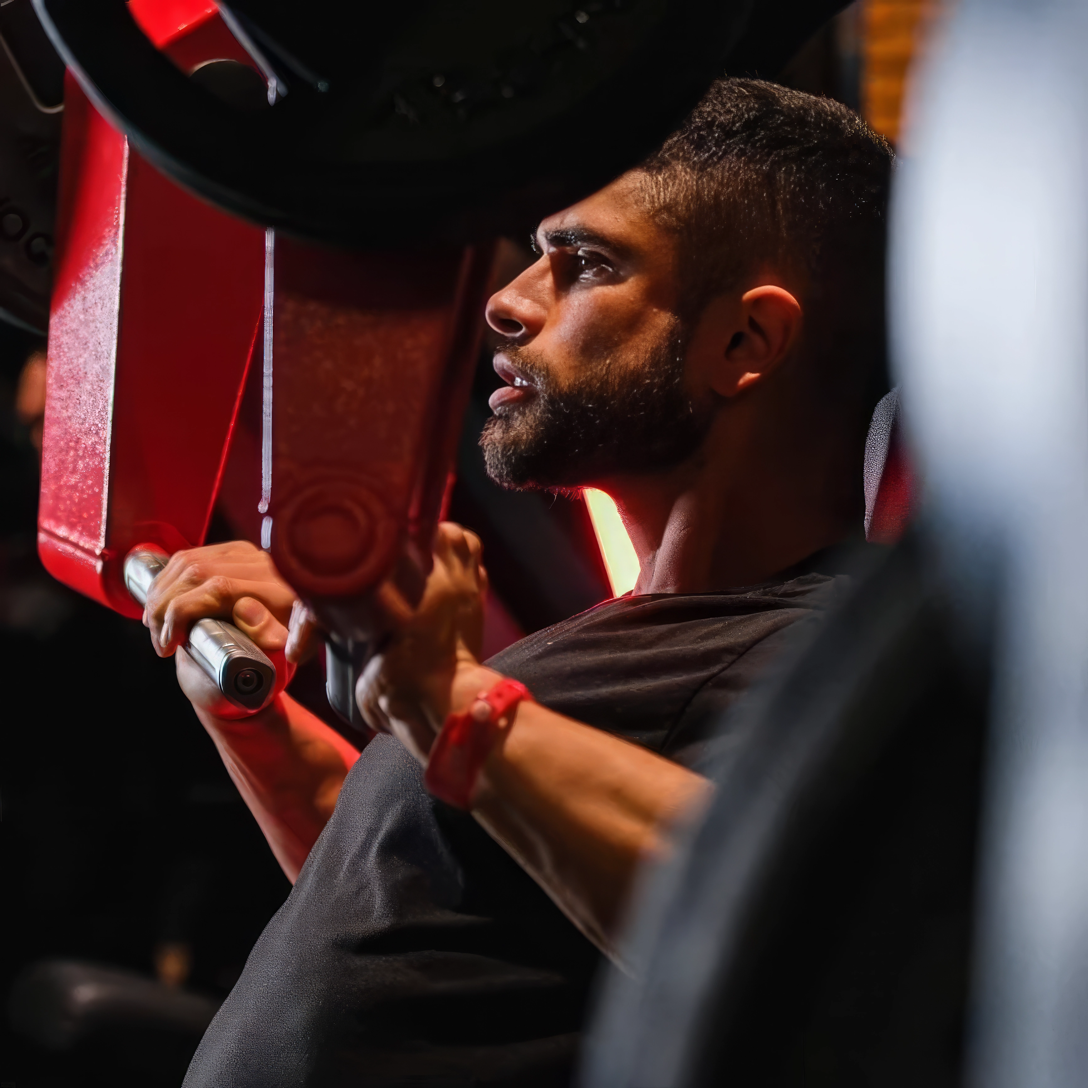 coach de musculation en action