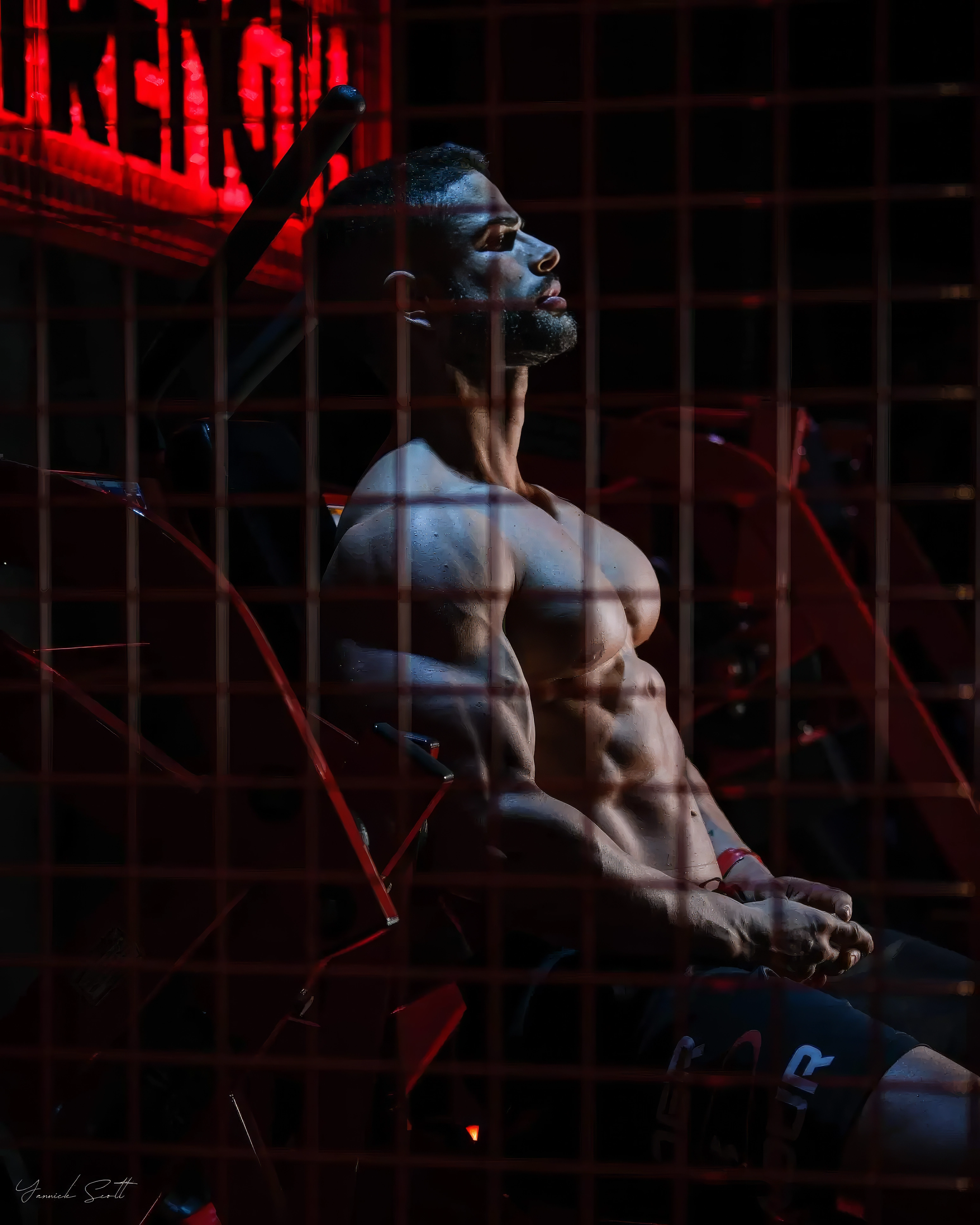 coach de musculation en action