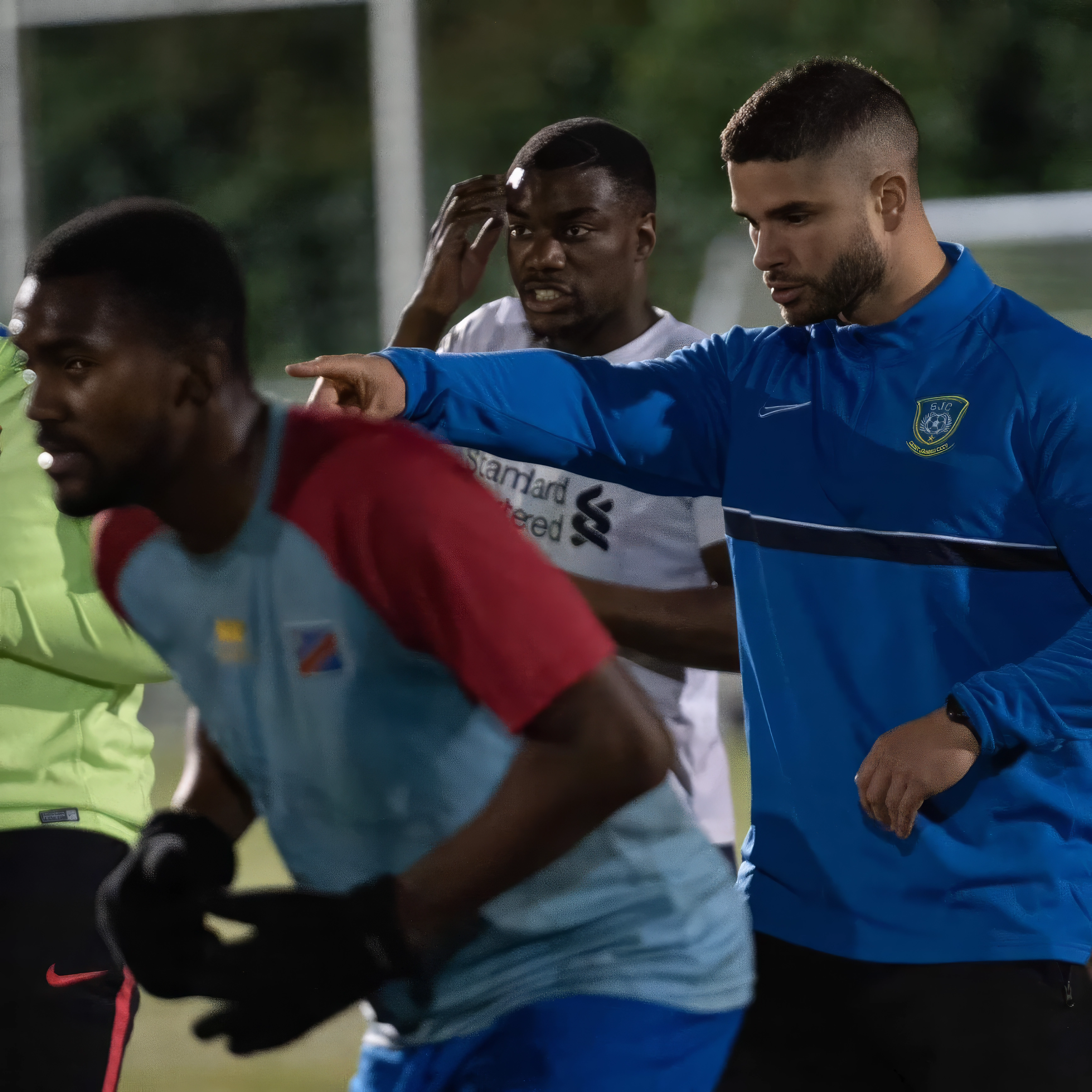 coach de musculation en action